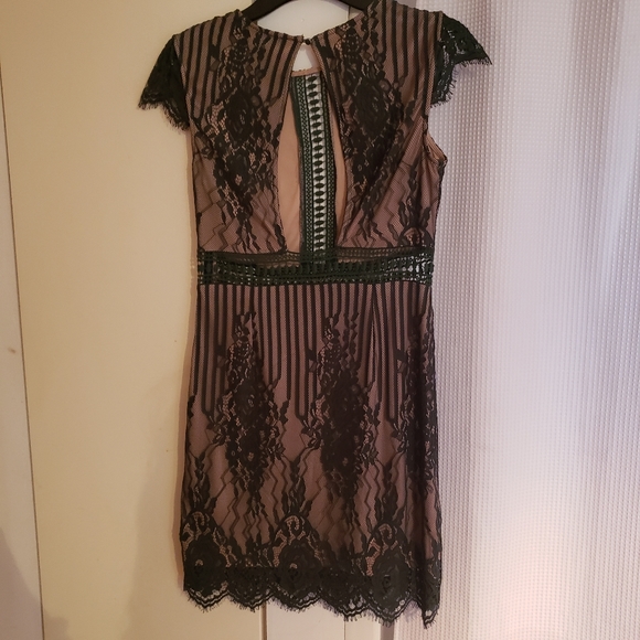 Lace dress - Picture 4 of 4